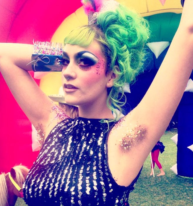 Glitterpits la nueva moda de Instagram en la que mujeres ponen diamantina en sus axilas; chica de cabello verde
