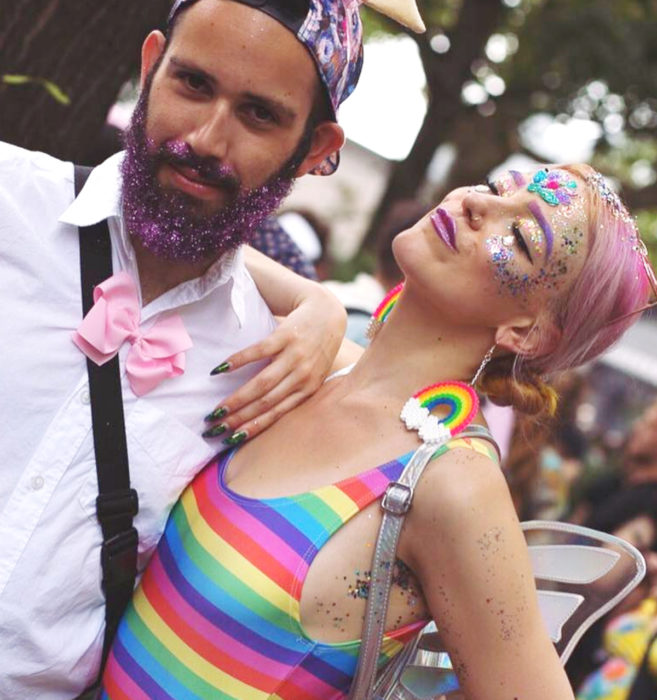 Glitterpits la nueva moda de Instagram en la que mujeres ponen diamantina en sus axilas; pareja de amigos abrazada