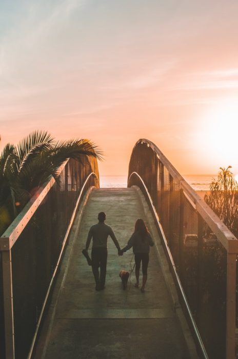 Pareja de novio caminando sobre un puente