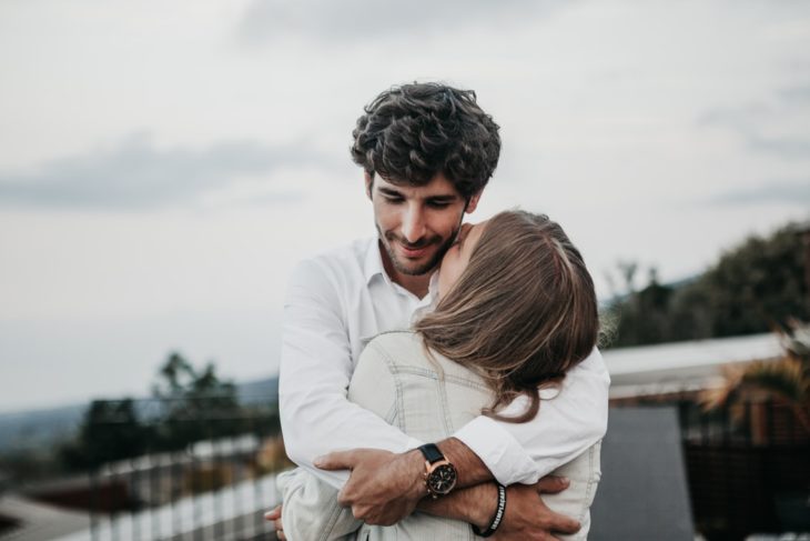 Pareja de novios abrazados