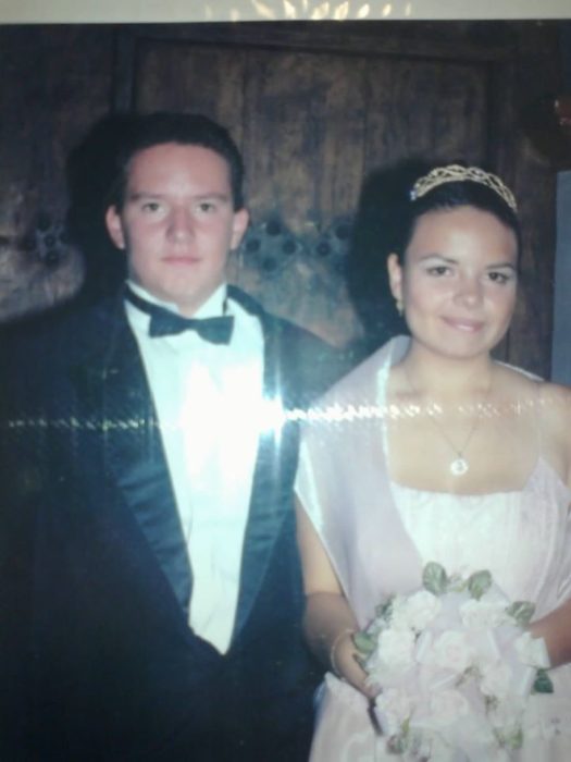 Pareja de recien casados frente al altar