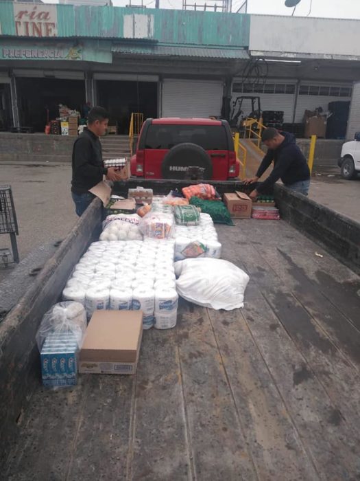 Hombres subiendo a una camioneta insumos y vegetales para formar despensas 