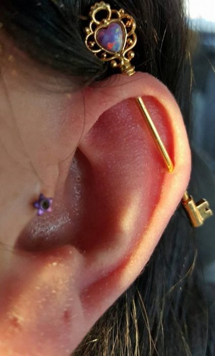 Arete para oreja tipo industrial en llave