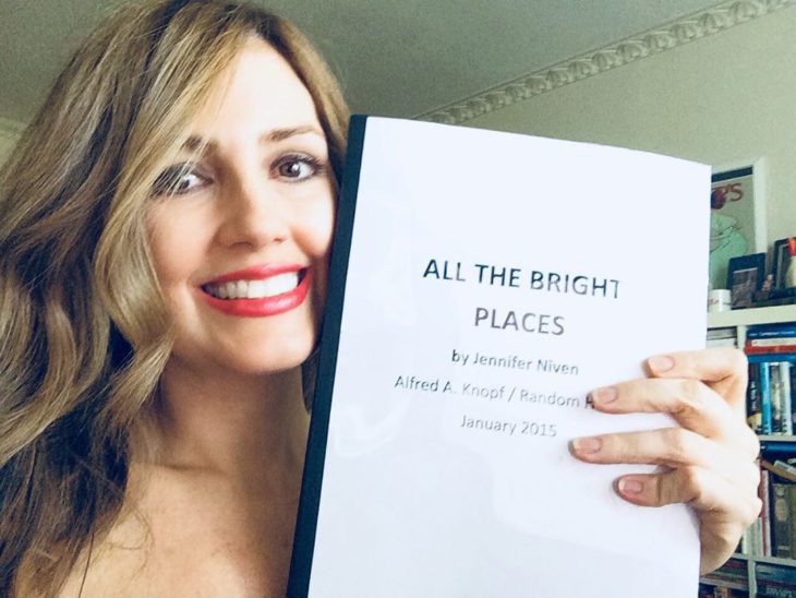 Jennifer Niven con el guión de la película de Violet y Finch