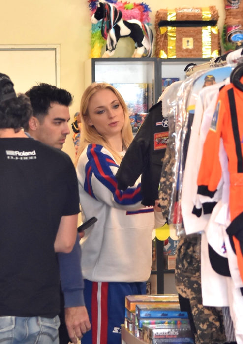 Rumores apuntan a que Joe Jonas y Sophie Turner esperan su primer bebé; actriz rubia con overol