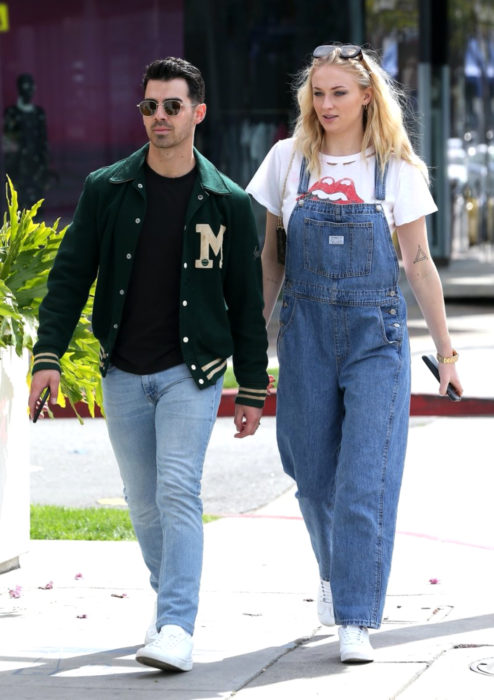 Rumores apuntan a que Joe Jonas y Sophie Turner esperan su primer bebé; actriz rubia con overol