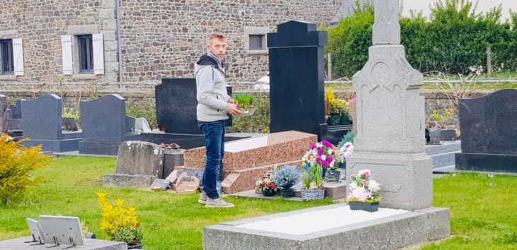 Chico que cerró su tienda de flores decorando las tumbas del cementerio 