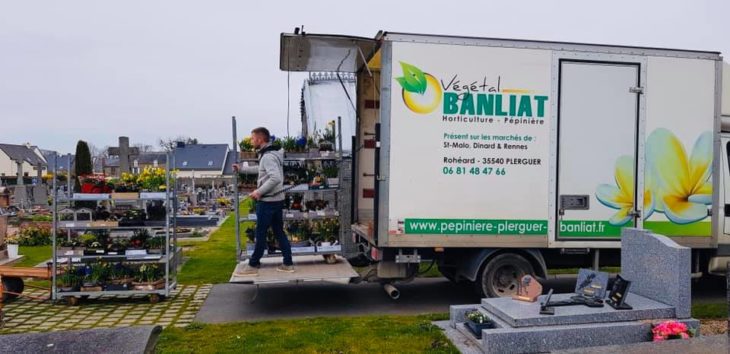 Chico que cerró su tienda de flores, descargando flores en el cementerio 