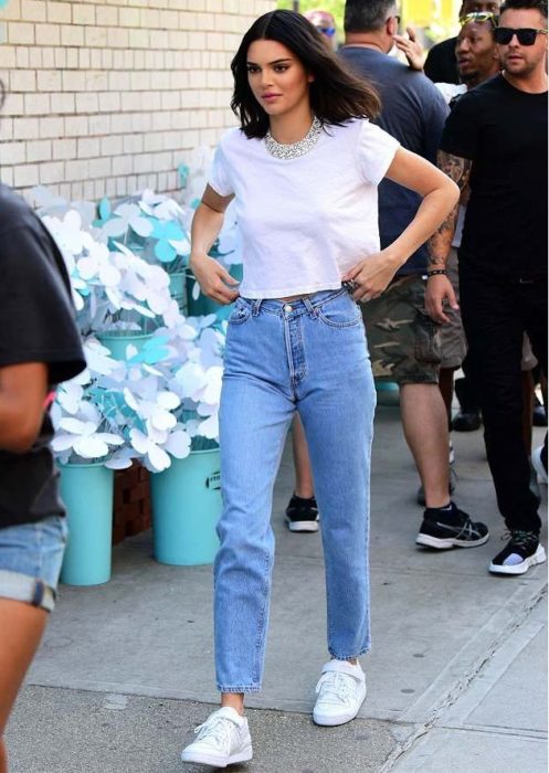 Kendal Jenner usando jeans y playera blanca