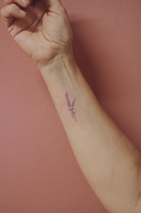 Tatuaje al estilo hand poke del racimo de lavanda en el área de la muñeca en la parte interna 