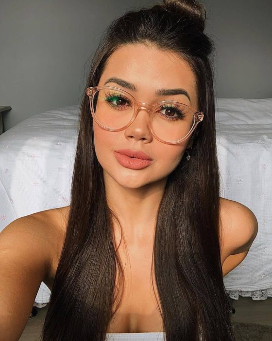 Chica con lentes para vista cansada