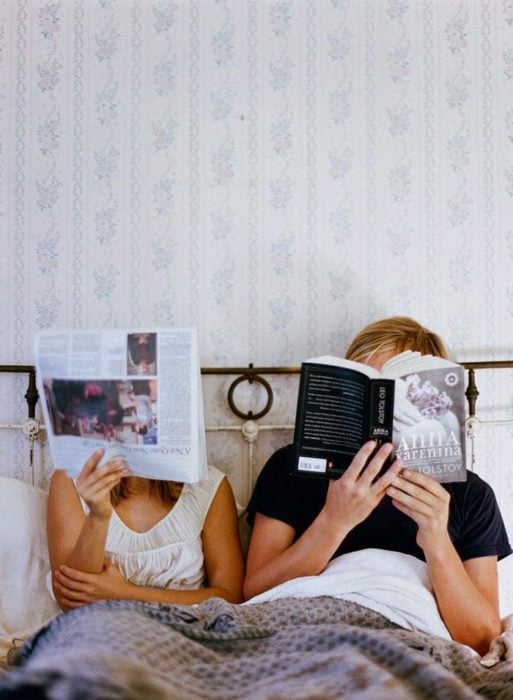 Pareja leyendo en la cama