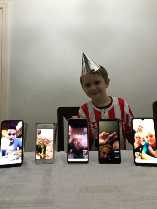 León con gorrito de cumpleaños, realizando videollamadas para festejar 
