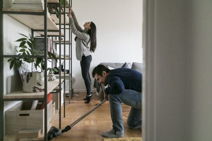 Pareja limpiando su casa