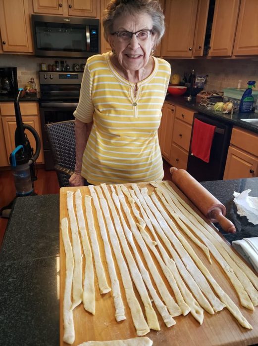 Lucy haciendo noodles caseros