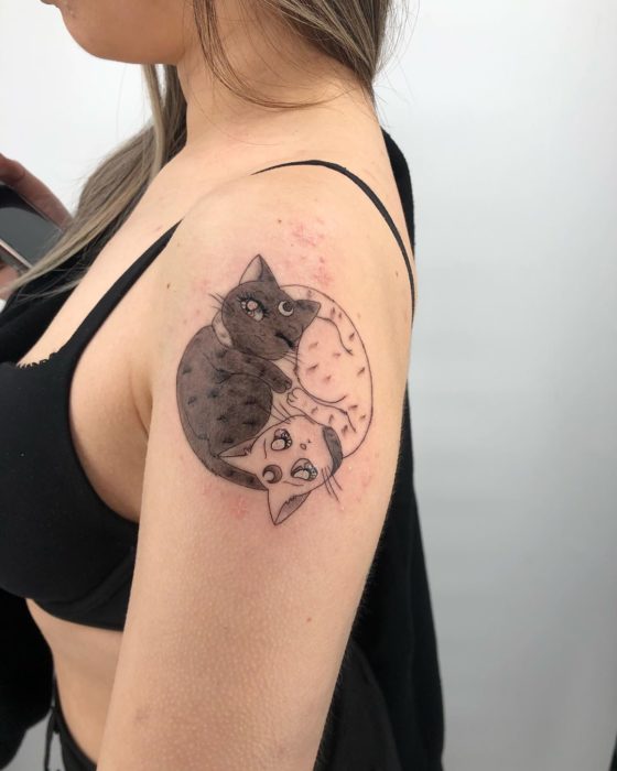 Tatuajes de Luna y Artemis tipo en yin y yang de Sailor Moon