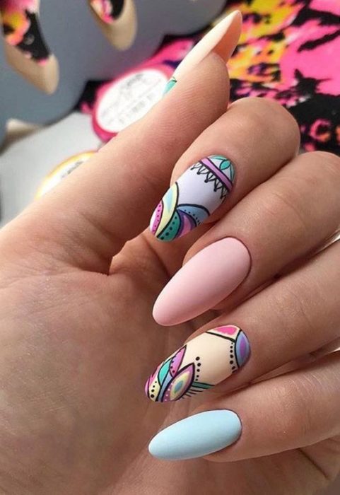 Manicura con diseño de mandalas y efecto mate