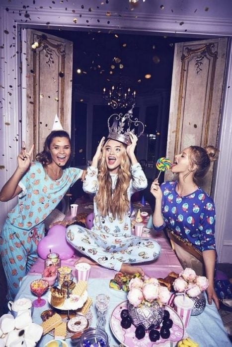 Grupo de amigas en una fiesta en pijamada