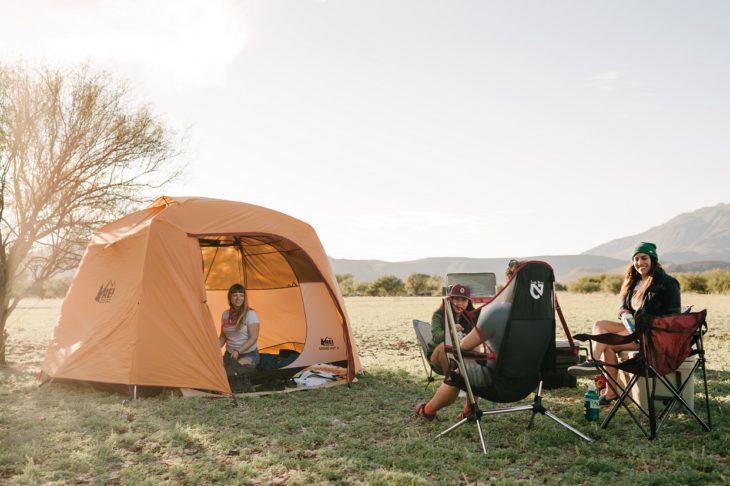 Chicas de fiesta acampando en el bosque