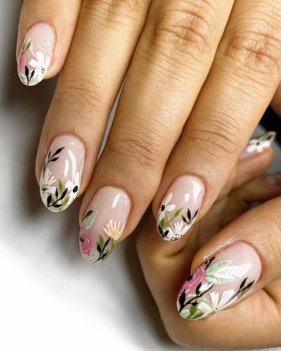 Manicura estilo francés con flores blancas, rosas y amarillas