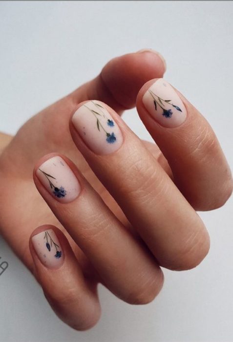 Manicura estilo francés con flores azules 