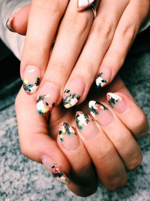 Manicura estilo francés con flores en tonos blancos, verde, amarillo y naranja