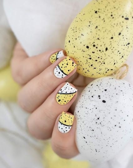 Manicura en amarillo con blanco y puntos inspirados en huevos de dinosaurio