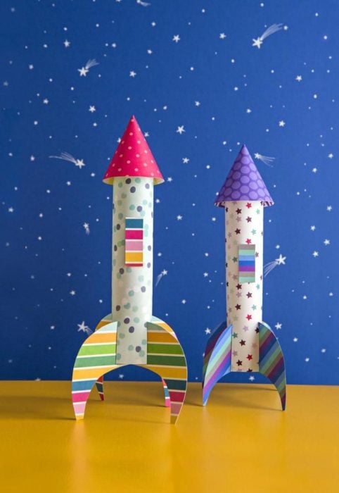 Cohetes de cartoncillos de colore con estampado de estrellas