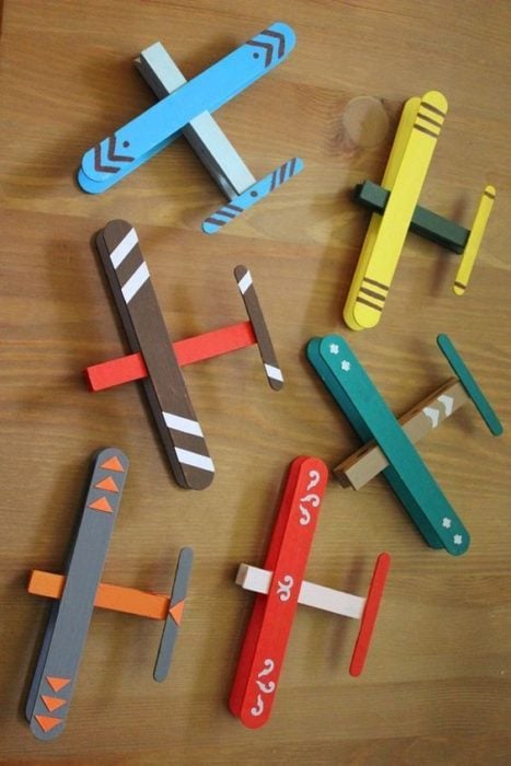 Aviones de colores hechos con tubos de papel cartón