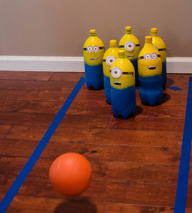 Juego de boliche con botellas plástico en forma de Minions