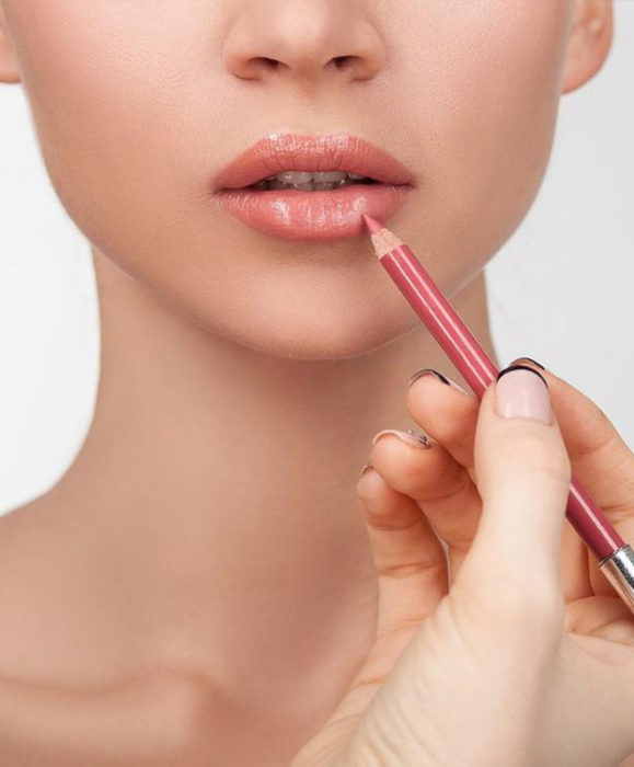 Maquillaje para labios con Labello Scrubs; mujer delineando contorno