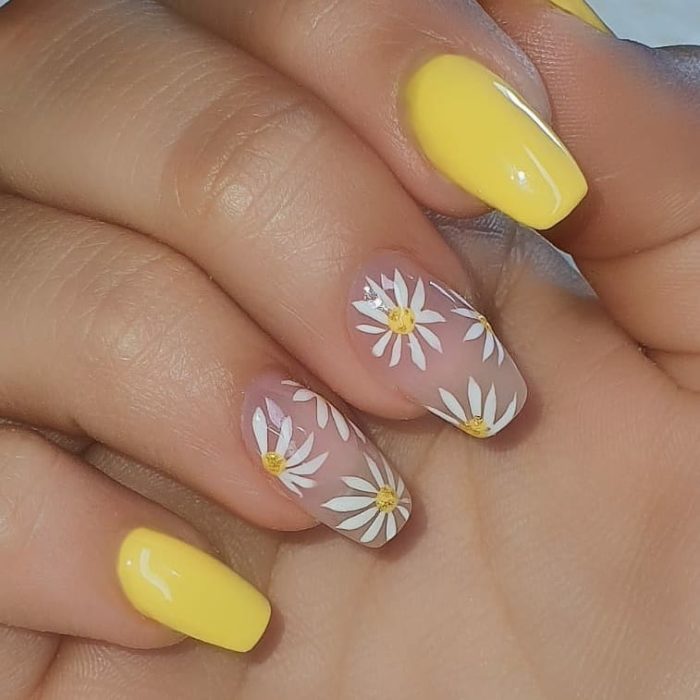 Manicura en color amarillo y margaritas