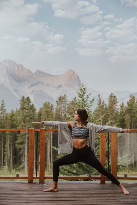 Chica practicando meditación y yoga