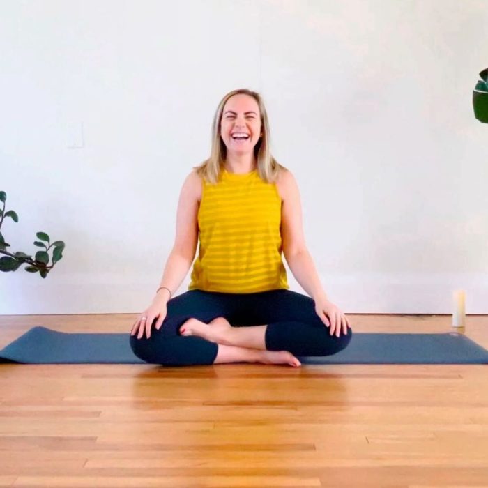 Chica riendo después de meditar