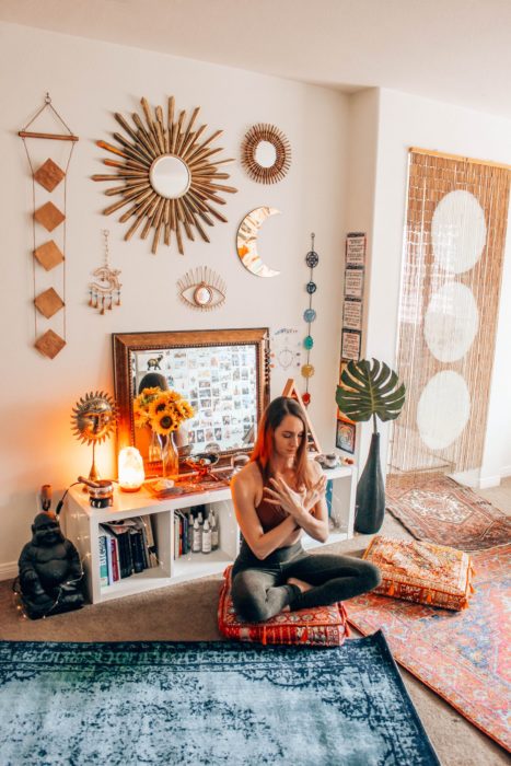 Chica meditando en cuarto de meditación