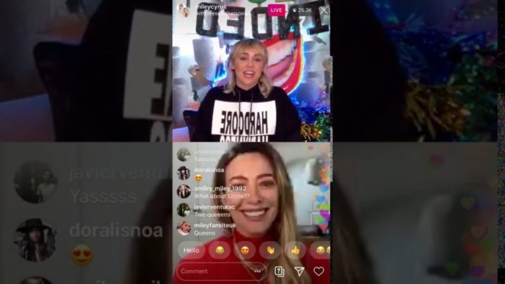 Miley Cyrus y Hilary Duff hablando en un chat en línes