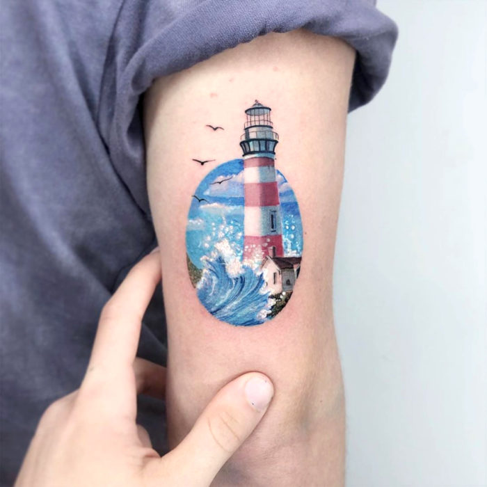 Minitatuajes realistas de Eden Kozokaro; faro en el mar