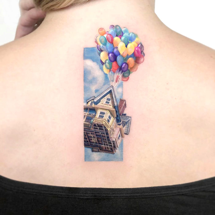 Minitatuajes realistas de Eden Kozokaro; casa flotando con globos de Up