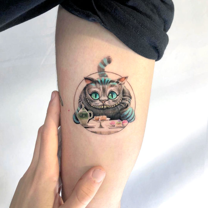 Minitatuajes realistas de Eden Kozokaro; Gato de Cheshire, Alicia en el País de las Maravillas