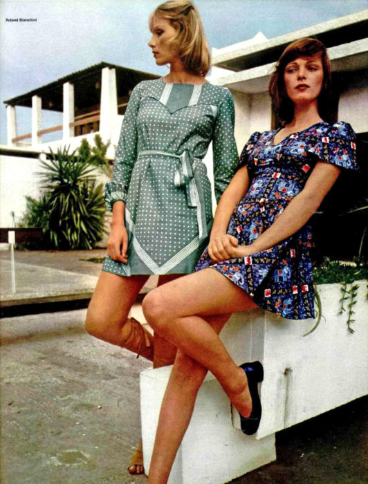 Moda femenina de los 70; amigas con vestido verde de lunares blancos, y azul de elefantes; ropa y peinado retro