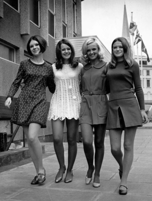 Moda femenina de los 70; amigas caminando en la calle, vestido floral, tejido de crochet, falda con suéter, flats, ropa retro