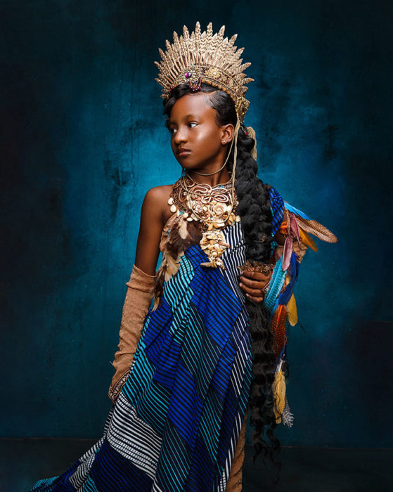 Niña africana vestida como Pocahontas 
