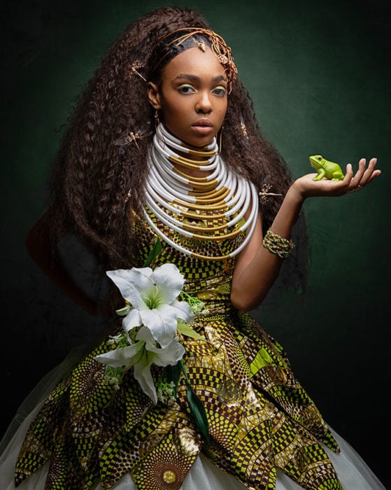 Niña africana vestida como la princesa Tiana 