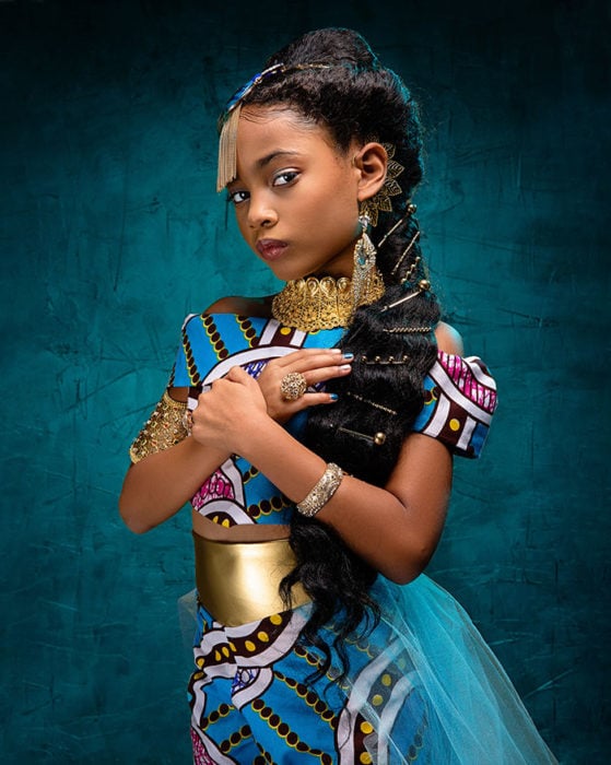 Niña africana vestida como Jazmin 