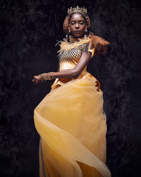 Niña africana vestida como Belle de La Bella y La Bestia 