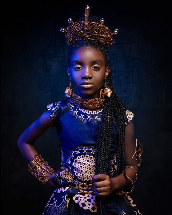 Niña africana vestida como Shuri de The Black Panter 