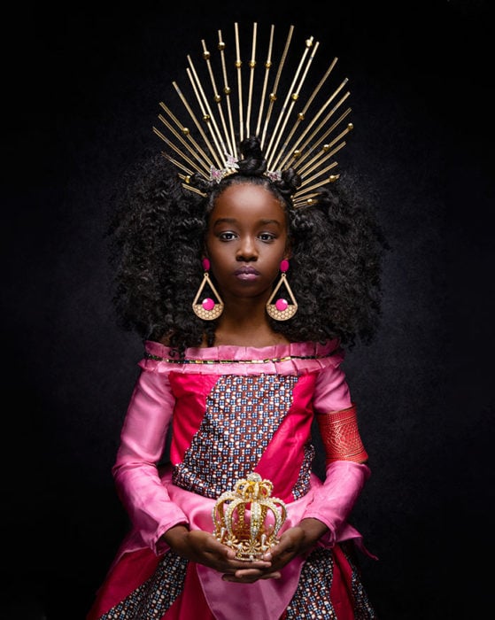 Niña africana vestida como Aurora de la Bella Durmiente 