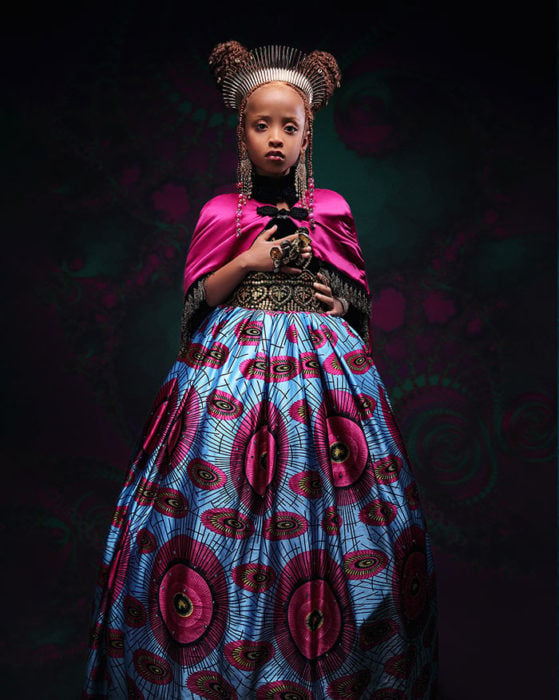 Niña africana vestida como Anna de Frozen 