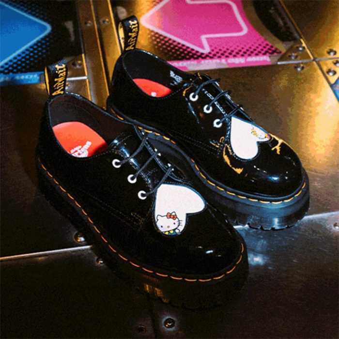 Zapatos negros con plataforma de Dr. Martens con Hello Kitty