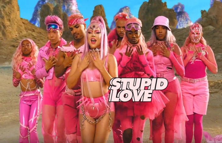 Lady Gaga junto a sus bailarines en el video de la canción stupid love vistiendo de rosa y bailando 